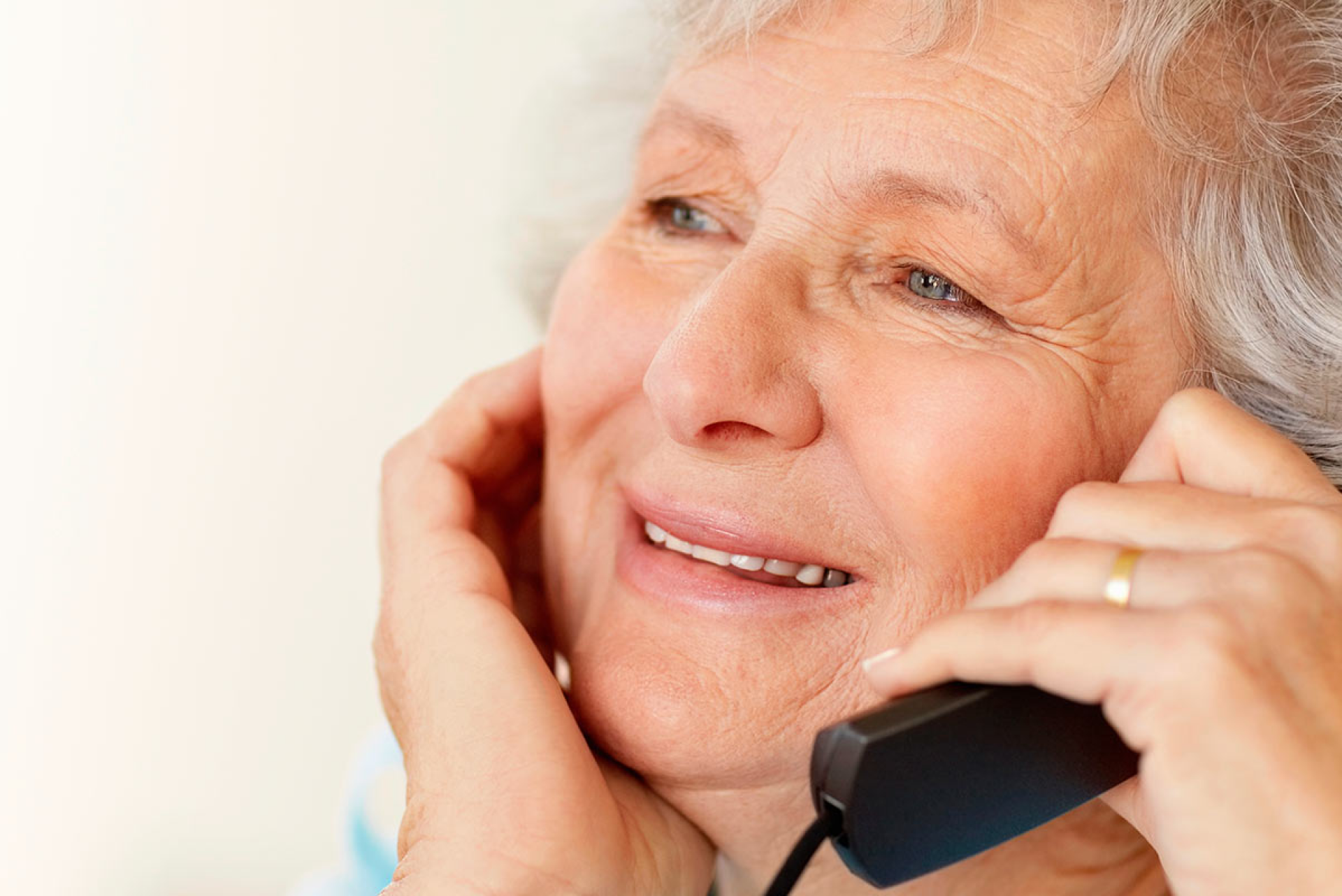 Позвони родителям. Пожилая женщина звонит по телефону. Бабушка с телефоном. Пожилая мама с телефоном.